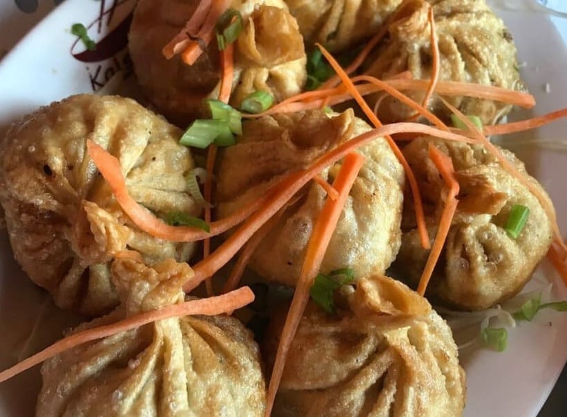 image of hot momos served in a plate